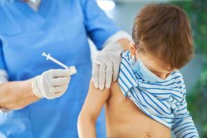 Kleinkinder während der Impfung im Krankenhaus foto