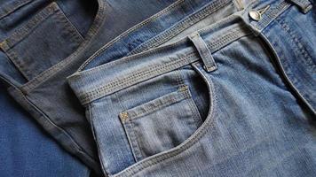 Nahaufnahme der Denim-Jeans-Münztasche oder Uhrentasche foto