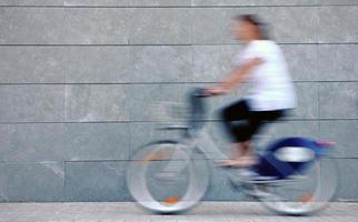 Frau, die auf einem Fahrrad hetzt foto