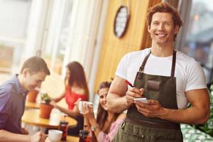 süßes Paar bei einem Date im Restaurant foto