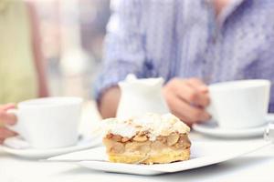 Apfelkuchen in einem Café foto