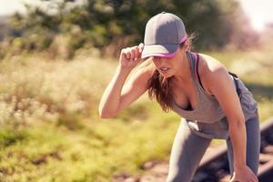 Joggerin läuft auf dem Land foto