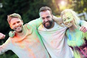 Gruppe von Freunden, die sich beim Farbfestival amüsieren foto