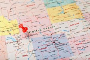 rote Schreibnadel auf einer Karte der Vereinigten Staaten, Wyoming und der Hauptstadt Cheyenne. nahaufnahme karte von wyoming mit rotem stift, us-kartenstift