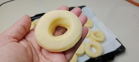 verschiedene donuts mit schokoladenglasur, rosa glasierten und bestreuten donuts. Donuts in der Hand oder Tablett foto