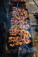 sate klatak oder sate kambing oder satay ziege, lamm, lamm oder fleisch ziege satay mit holzkohlezutat auf rotem feuer grillen von menschen, indonesien kochen satay. mit selektivem Fokus foto