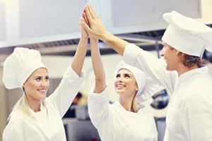 Fleißige Köche bei der Arbeit in der Restaurantküche foto