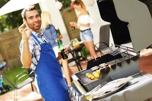 gruppe von freunden mit grillparty foto