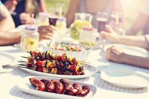 freunde, die grillparty im hinterhof haben foto