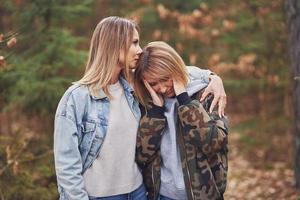 lgbt-paare oder freundinnen im holz, die schlechte zeit haben foto