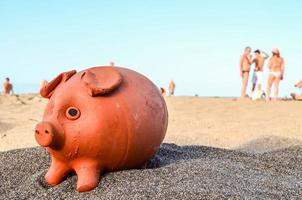 Münzbank auf Sand foto