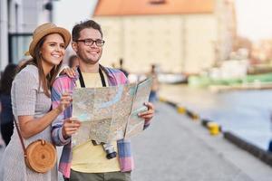 erwachsene glückliche touristen, die im sommer danzig polen besichtigen foto