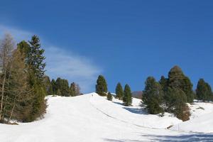 Skifahren und die Berge foto