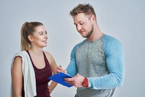 Frau mit ihrem persönlichen Fitnesstrainer foto