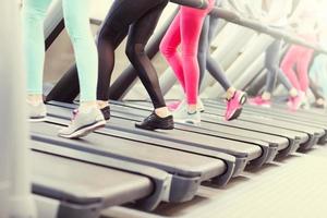 Gruppe von Frauen, die auf dem Laufband joggen foto