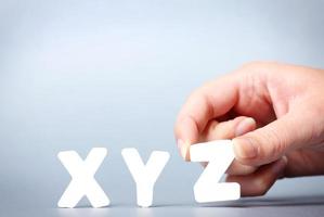 Hand mit xyz-Buchstabenblock foto