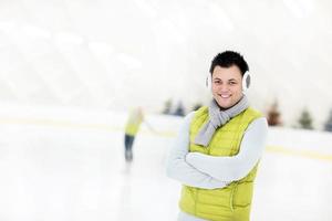 fröhlicher Mann auf einer Eisbahn foto