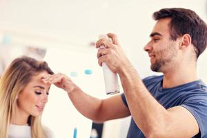 erwachsene Frau im Friseursalon foto