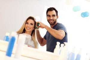 erwachsene Frau im Friseursalon foto