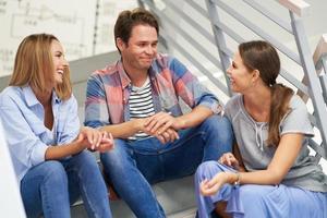 Gruppe von Studenten, die sich auf dem Campus entspannen foto