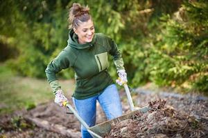 Bild einer Frau, die mit Werkzeugen im Garten arbeitet foto