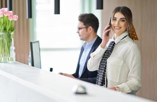 Rezeptionistin, die in einem Hotel arbeitet foto