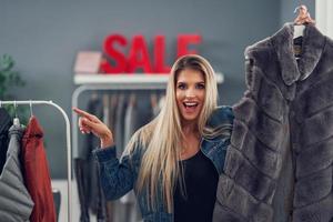 erwachsene Frauen, die im Herbst Kleidung in der Boutique einkaufen foto