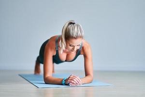 erwachsene Frau, die zu Hause Yoga praktiziert foto