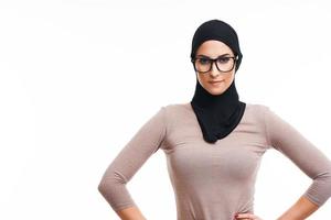 muslimische Frau auf weißem Hintergrund foto