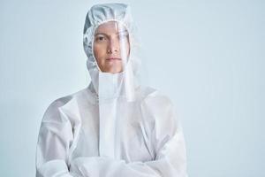 Frau im Bio-Hazard-Anzug und Gesichtsschutz auf weißem Hintergrund. foto