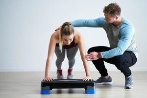 Frau mit ihrem persönlichen Fitnesstrainer foto