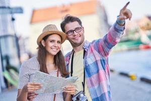 erwachsene glückliche touristen, die im sommer danzig polen besichtigen foto