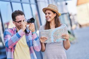 erwachsene glückliche touristen, die im sommer danzig polen besichtigen foto