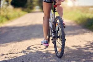 Mittelteil einer Frau auf dem Fahrrad foto