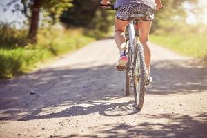 Mittelteil einer Frau auf dem Fahrrad foto