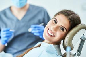 männlicher zahnarzt und frau in der zahnarztpraxis