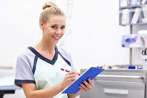 Porträt einer Krankenschwester, die im Krankenhauslabor steht foto