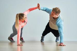 Frau mit ihrem persönlichen Fitnesstrainer foto