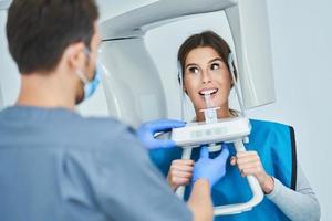 Zahnarzt, der eine digitale Panorama-Röntgenaufnahme der Zähne eines Patienten macht