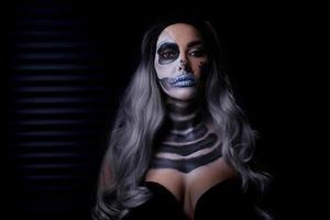 gespenstisches porträt der frau im halloween-gotischen make-up foto