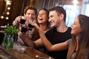 gruppe von freunden, die mahlzeit im restaurant genießen foto