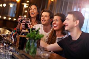 gruppe von freunden, die mahlzeit im restaurant genießen foto