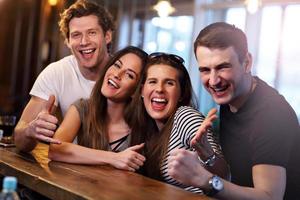 gruppe von freunden, die mahlzeit im restaurant genießen foto