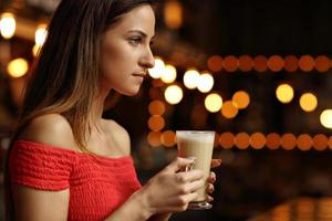 junge Frau trinkt Kaffee in einem Café foto