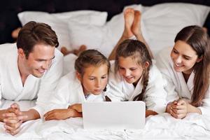 glückliche familie, die sich im hotelzimmer entspannt foto