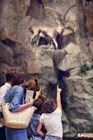 Fröhliche Familie im Naturmuseum foto