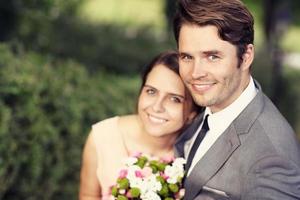 schönes hochzeitspaar, das hochzeit genießt foto