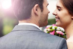 schönes hochzeitspaar, das hochzeit genießt foto