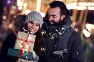 erwachsenes paar einkaufen in der stadt während der weihnachtszeit foto