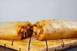 pastor mexikanischer burrito mit fleisch und scharfer sauce foto